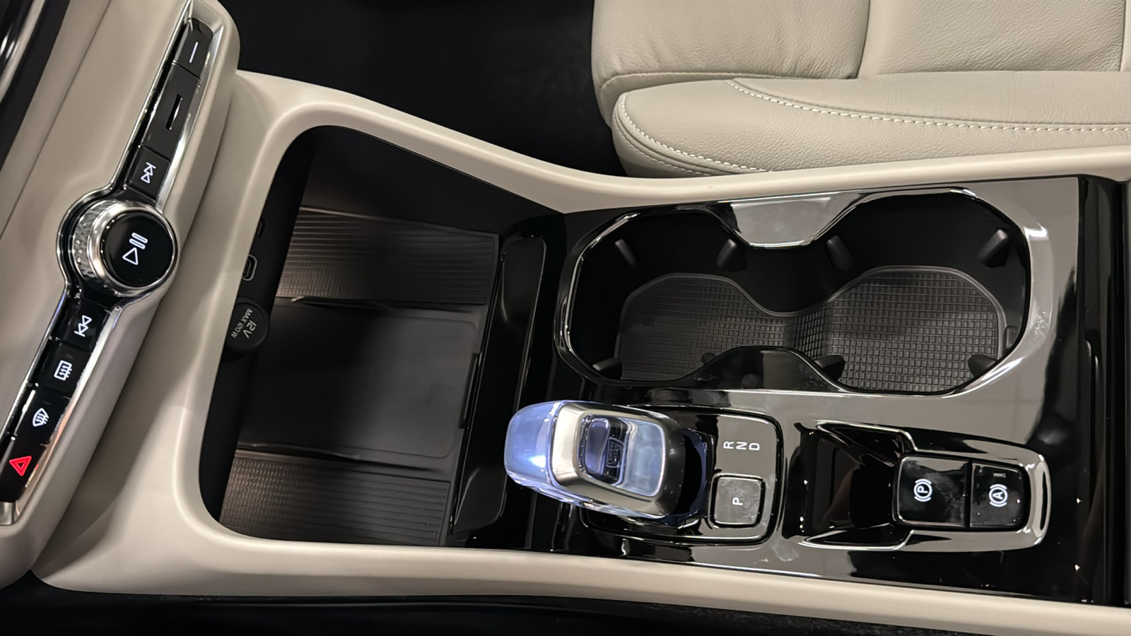 New 2026 Volvo XC40 B5 Ultra w/ Climate Package AWD/4WD image 19