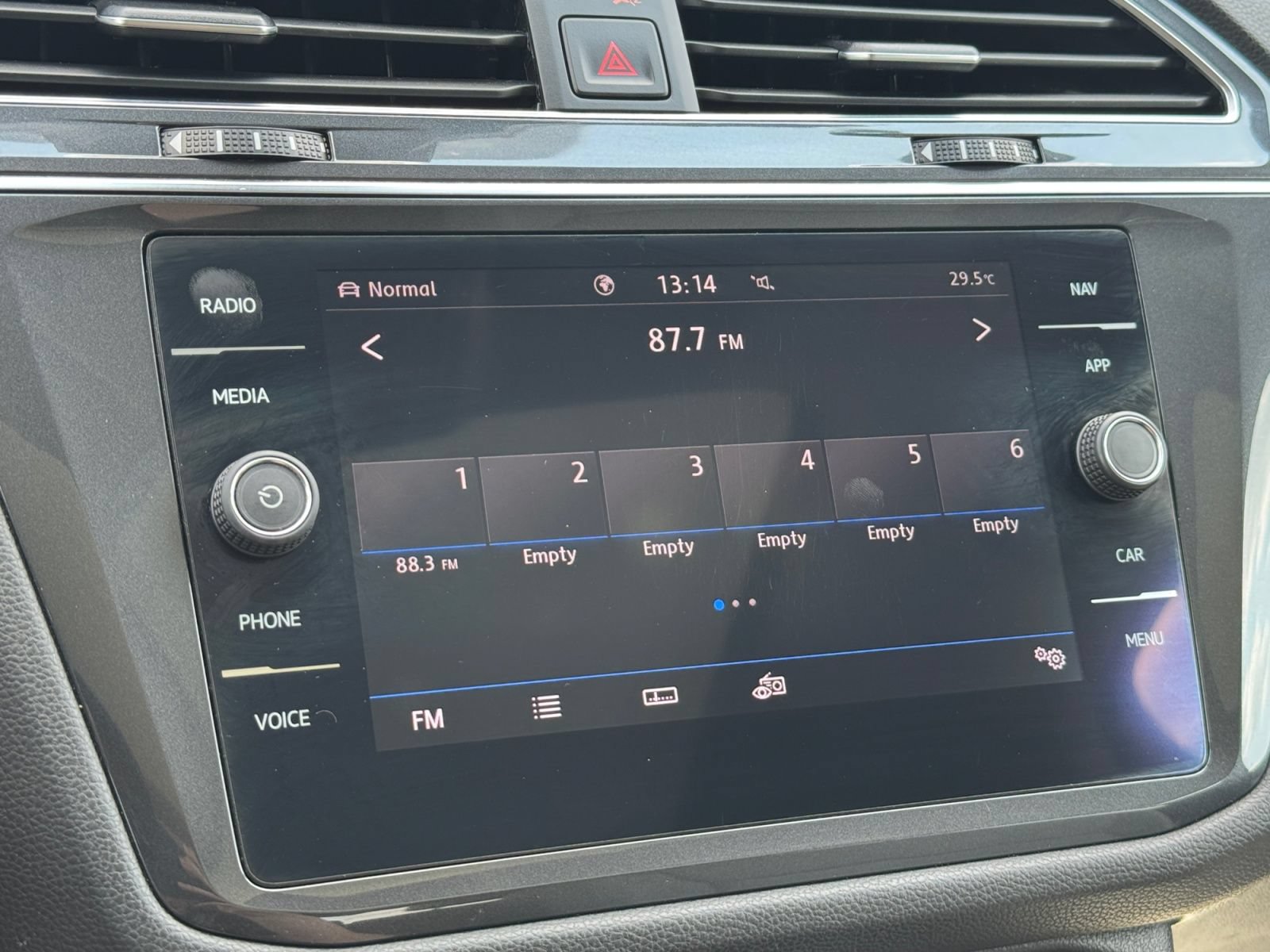 Used 2020 Volkswagen Tiguan SEL AWD/4WD image 6