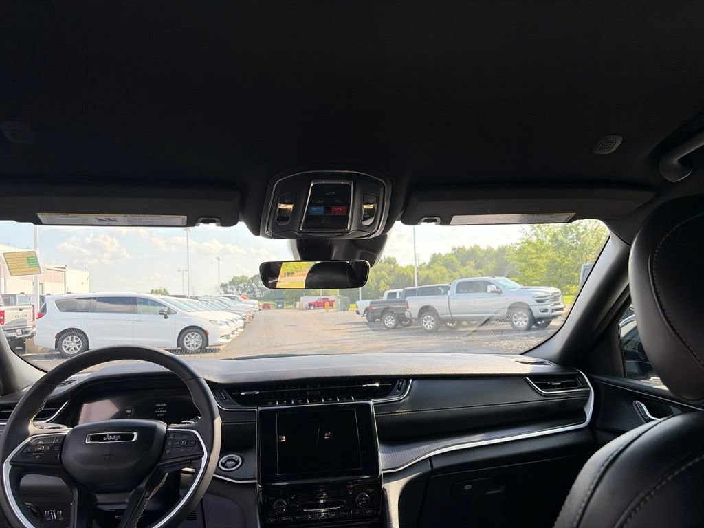 Used 2025 Jeep Grand Cherokee Altitude AWD/4WD image 21