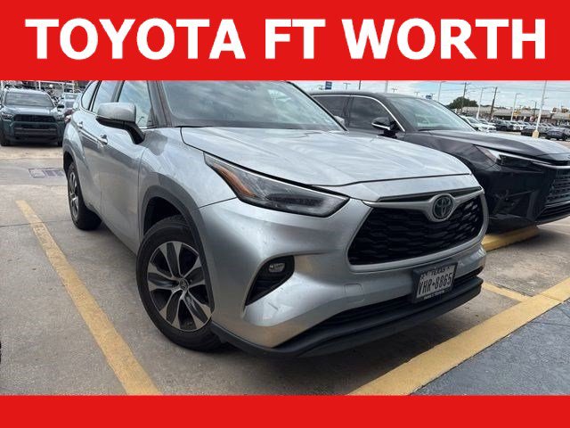 Used 2023 Toyota Highlander XLE FWD image 1