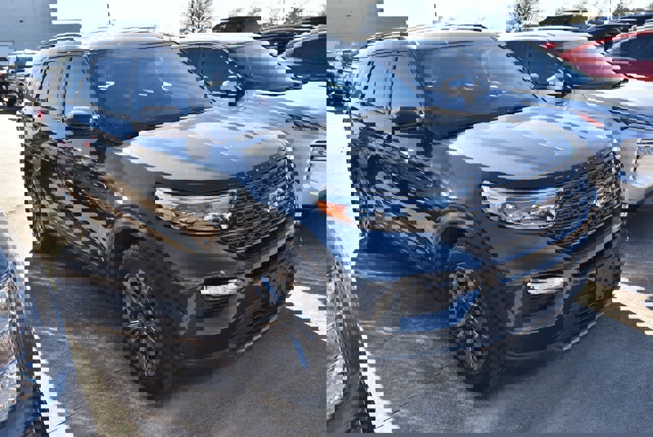 Used 2022 Ford Explorer XLT w/ Equipment Group 202A image 4