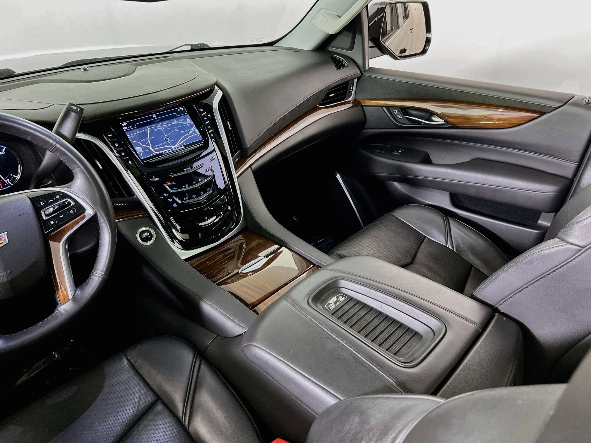 Used 2020 Cadillac Escalade Luxury AWD/4WD image 24