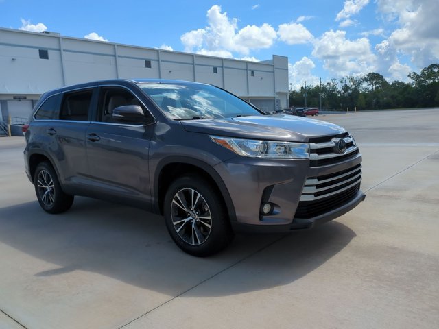 Used 2019 Toyota Highlander Plus FWD image 3