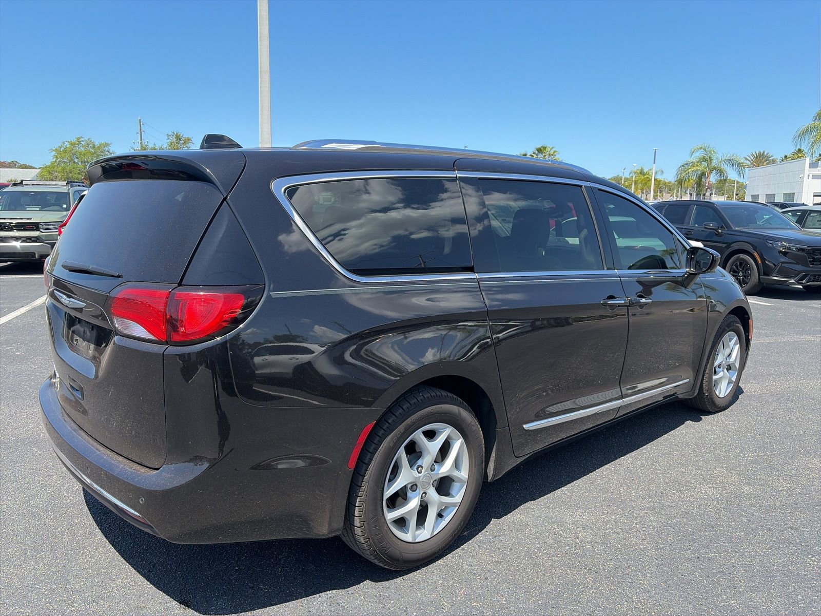 Used 2017 Chrysler Pacifica Touring-L Plus w/ Tire & Wheel Group FWD image 5