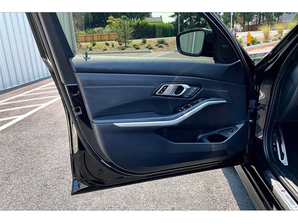 Used 2020 BMW 330i Sedan w/ M Sport Package RWD image 23
