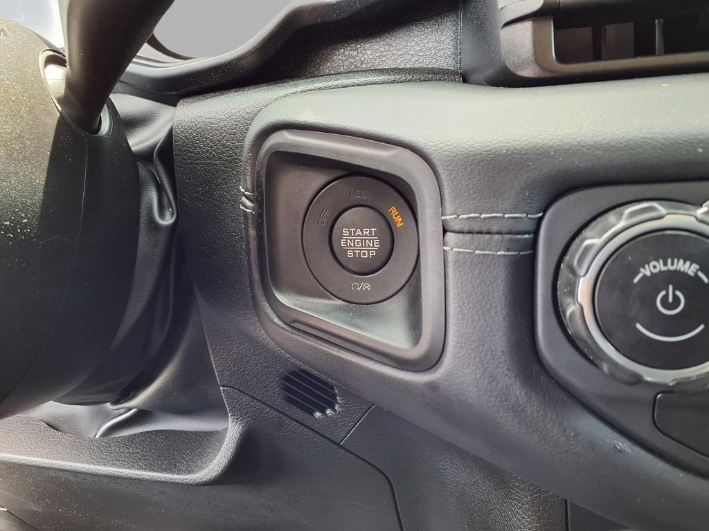 Used 2025 Jeep Wrangler Unlimited Sahara AWD/4WD image 8
