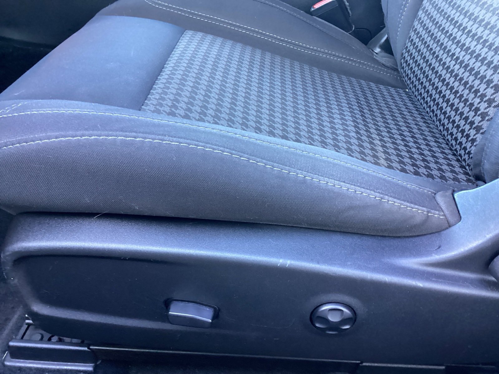 Used 2019 Dodge Challenger SXT image 10