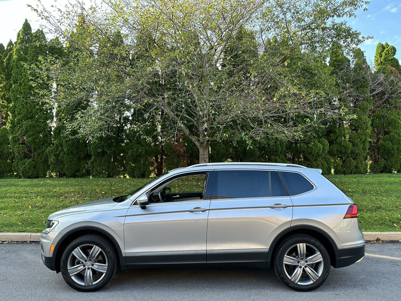 Used 2020 Volkswagen Tiguan SEL AWD/4WD image 44