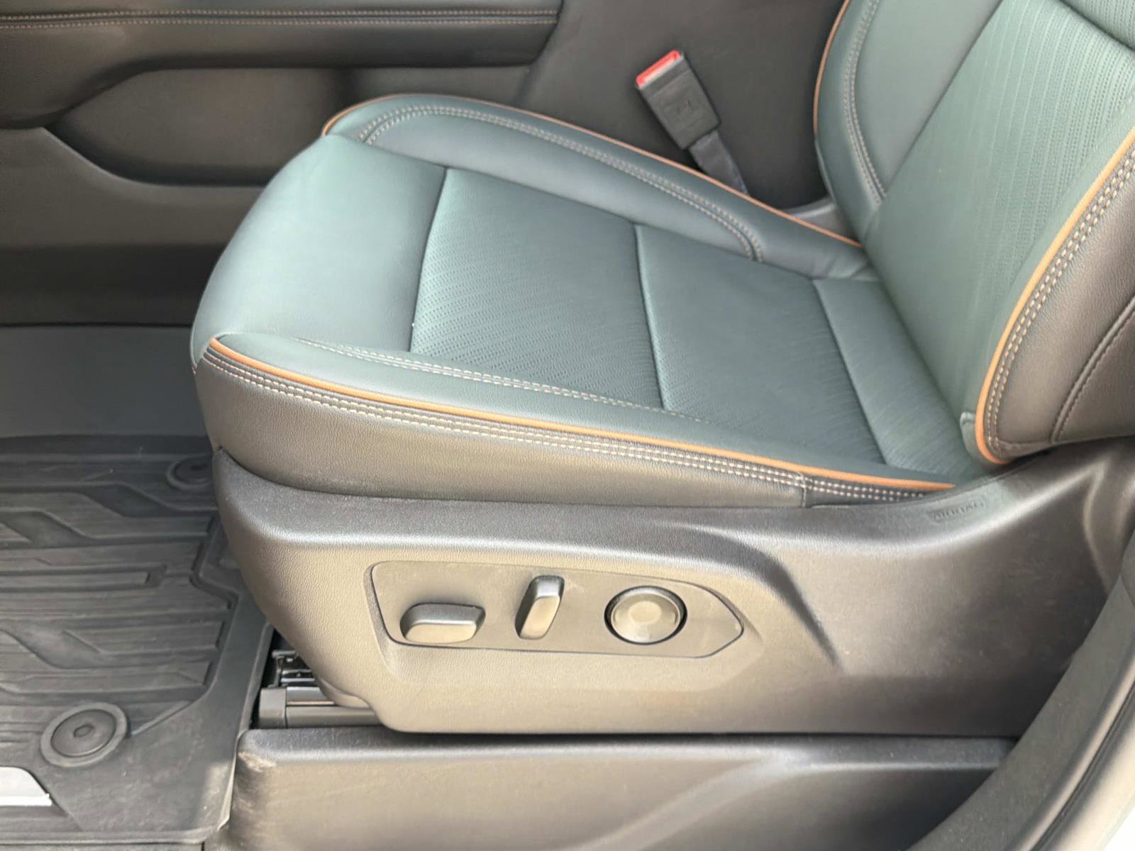 Used 2025 GMC Yukon AT4 AWD/4WD image 19