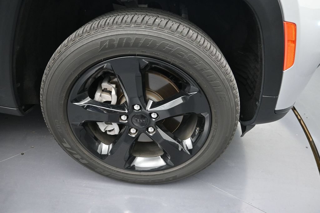 Used 2024 Jeep Grand Cherokee L Laredo AWD/4WD image 9