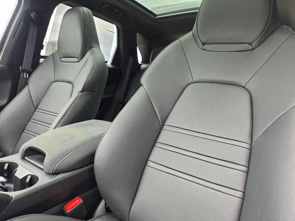 New 2026 Porsche Cayenne GTS AWD/4WD image 5