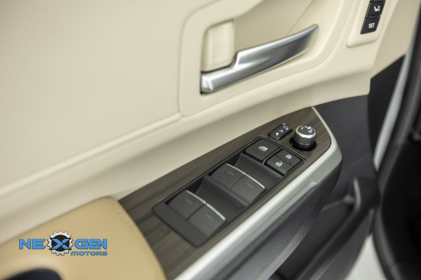 Used 2024 Toyota Sienna Limited AWD/4WD image 13