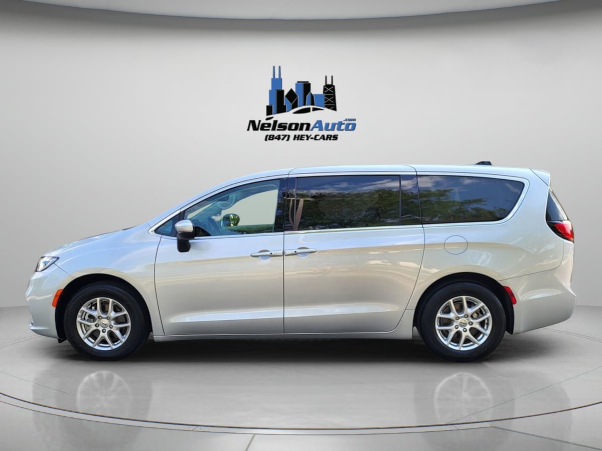 Used 2023 Chrysler Pacifica Touring-L FWD image 9