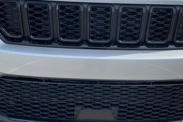 New 2025 Jeep Grand Cherokee Altitude image 9
