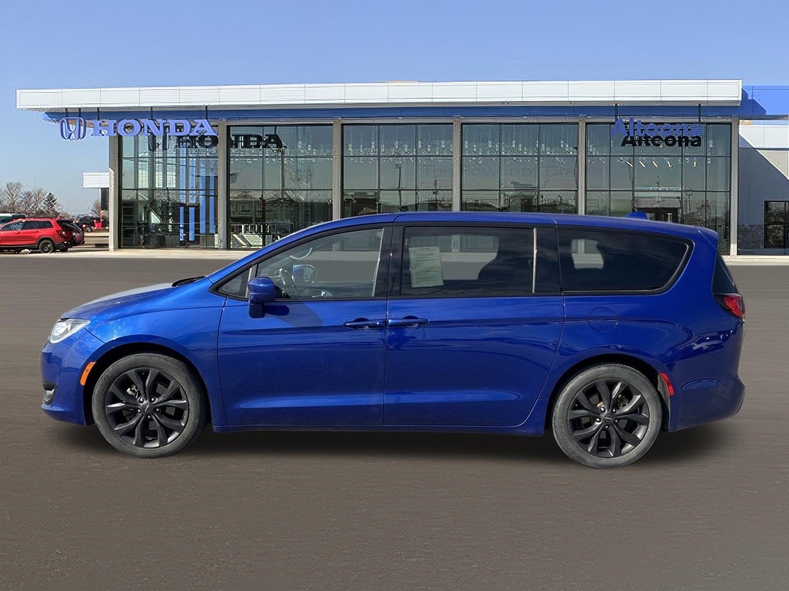Used 2020 Chrysler Pacifica Touring w/ S Appearance Package FWD image 2