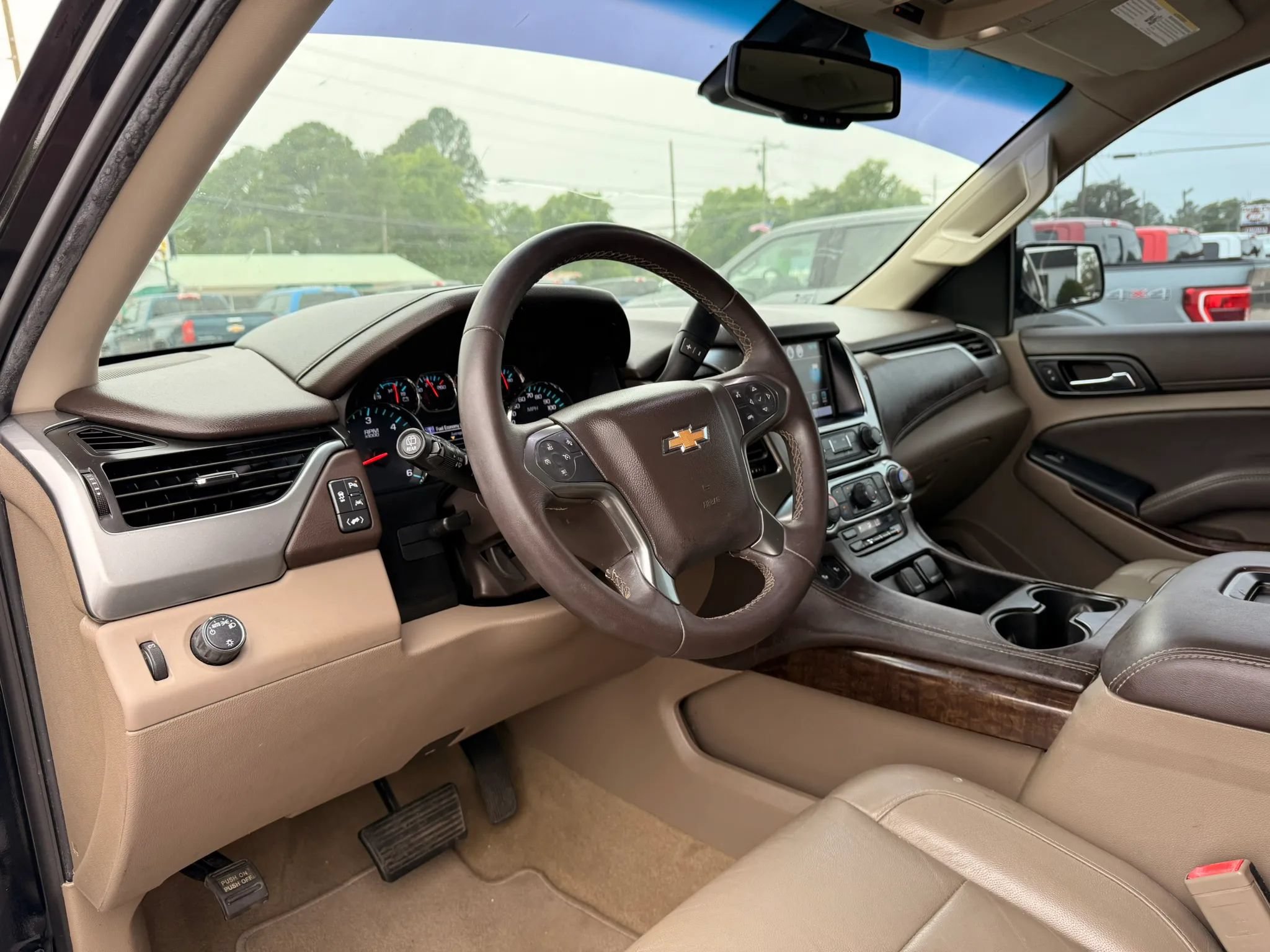 Used 2018 Chevrolet Suburban LT RWD image 11