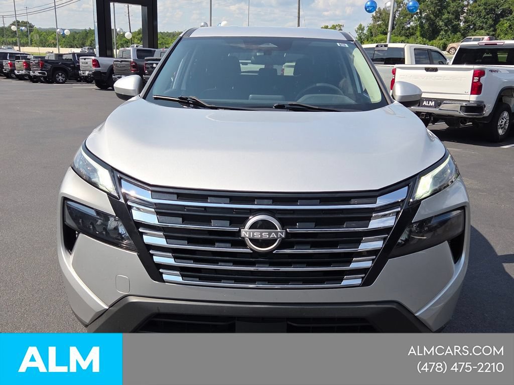Used 2024 Nissan Rogue SV AWD/4WD image 3