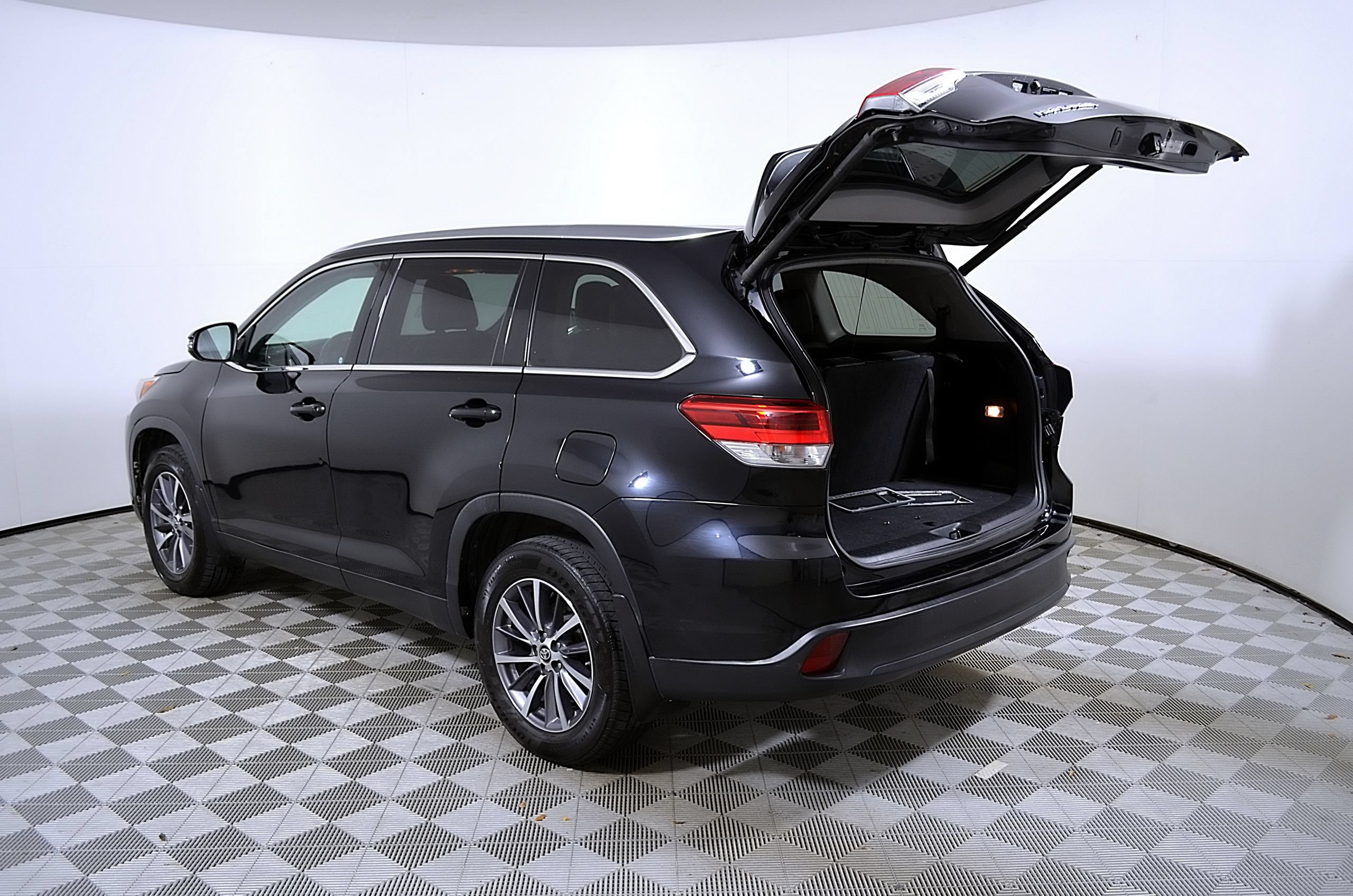 Used 2019 Toyota Highlander XLE AWD/4WD image 10