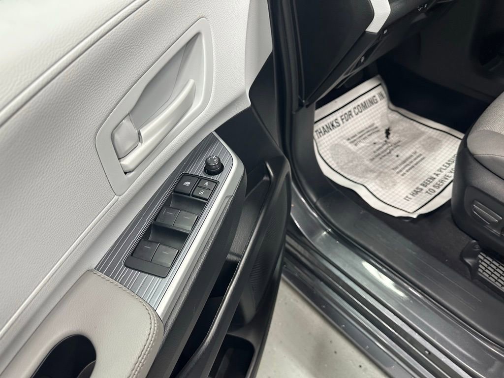 Used 2025 Toyota Sienna LE image 9