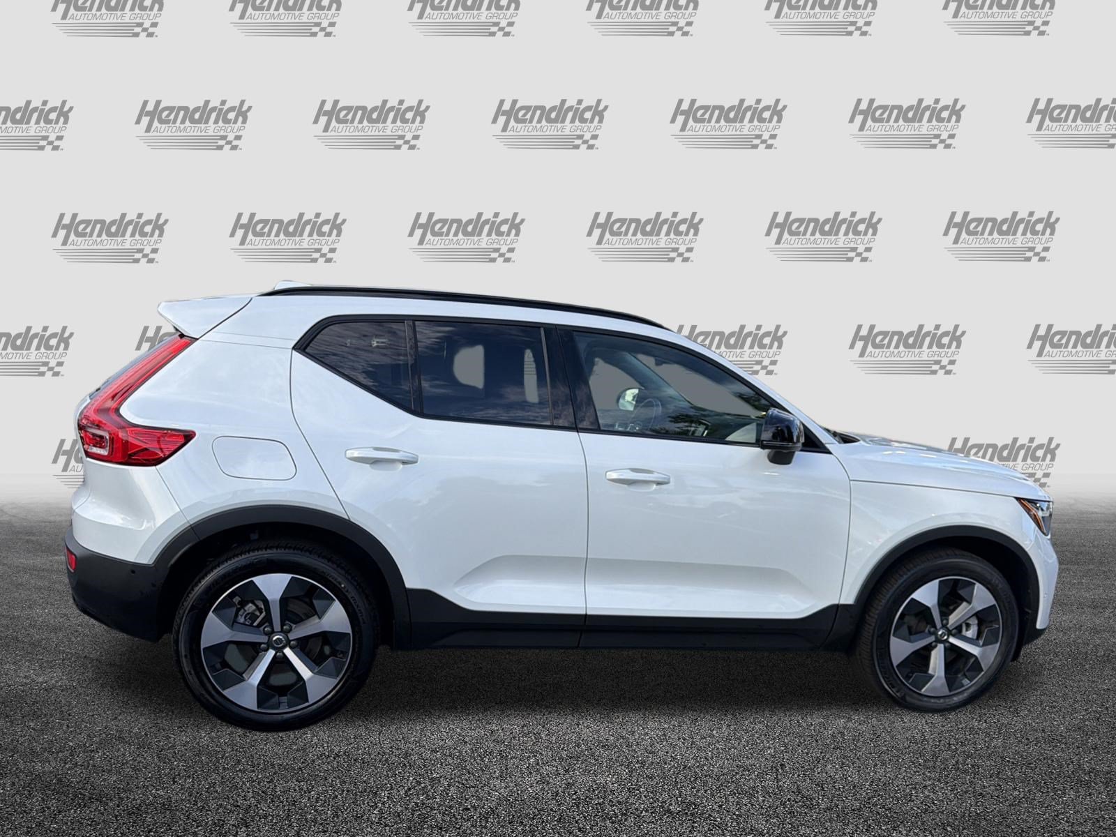 Certified 2025 Volvo XC40 B5 Plus AWD/4WD image 8
