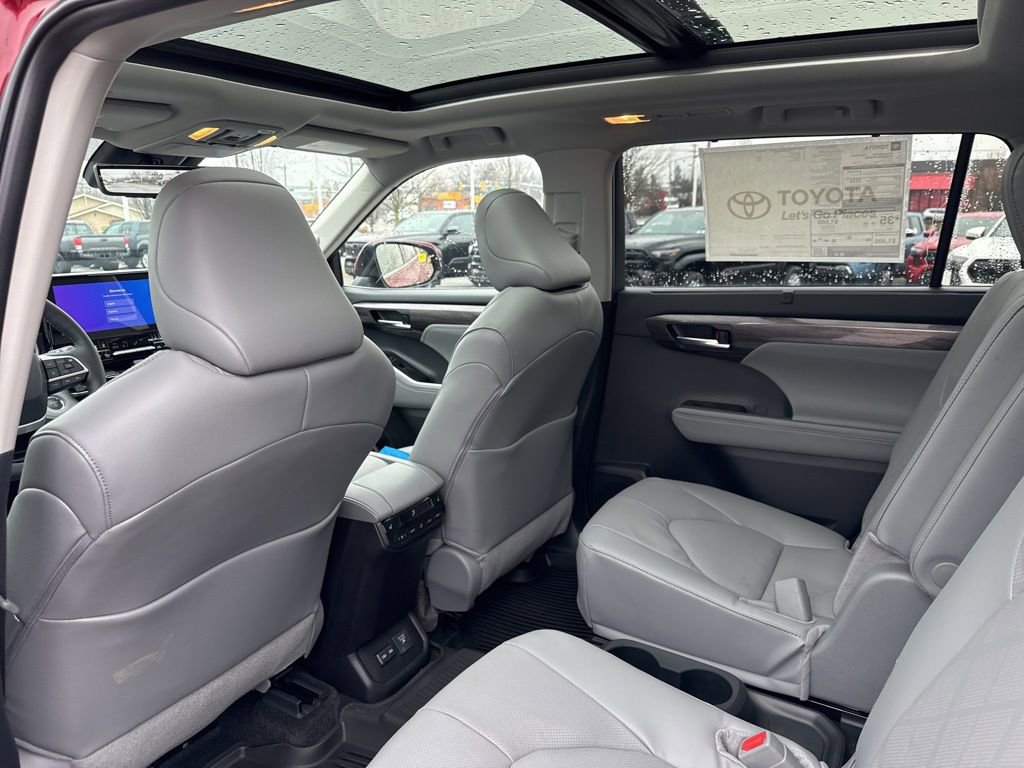 New 2026 Toyota Highlander Platinum image 19