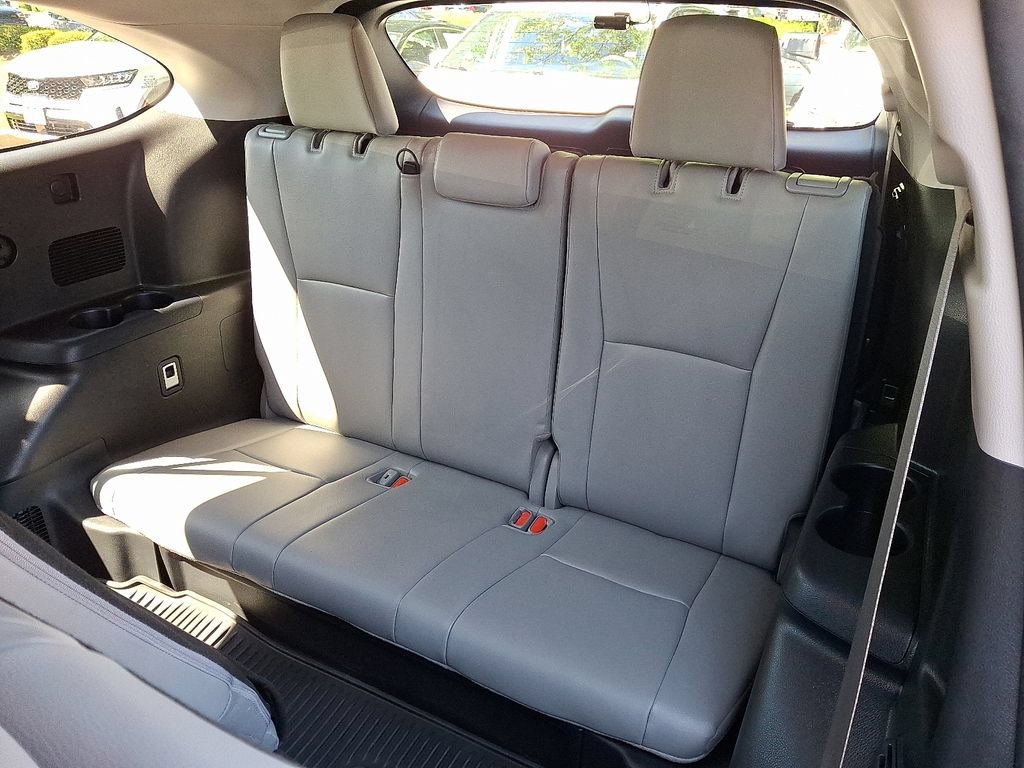 Used 2022 Toyota Highlander XLE AWD/4WD image 10