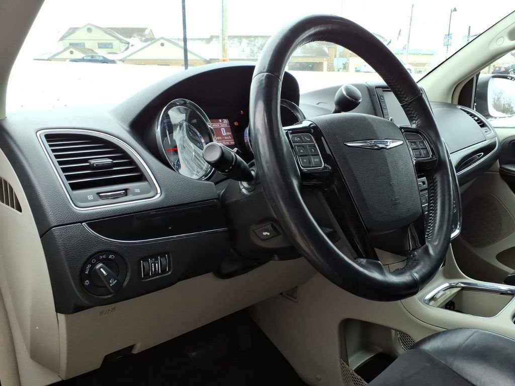 Used 2014 Chrysler Town & Country Touring-L image 14
