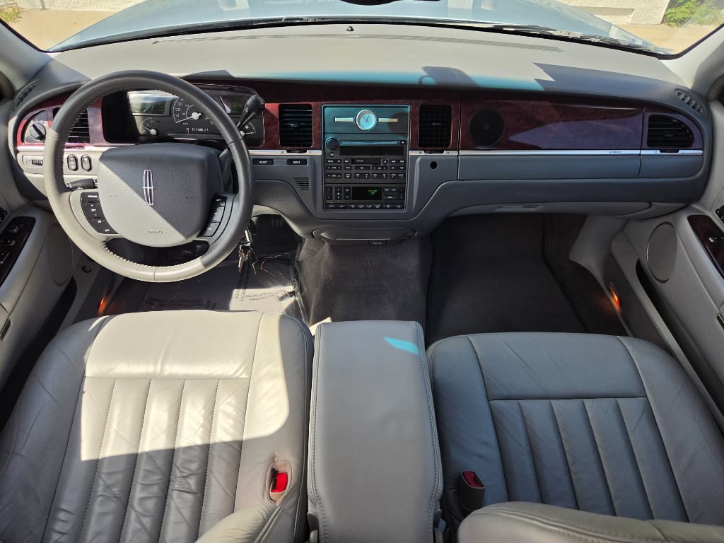 Used 2005 Lincoln Town Car Signature RWD image 30