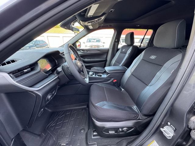 Used 2025 Jeep Grand Cherokee Laredo X w/ Luxury Tech Group I image 11