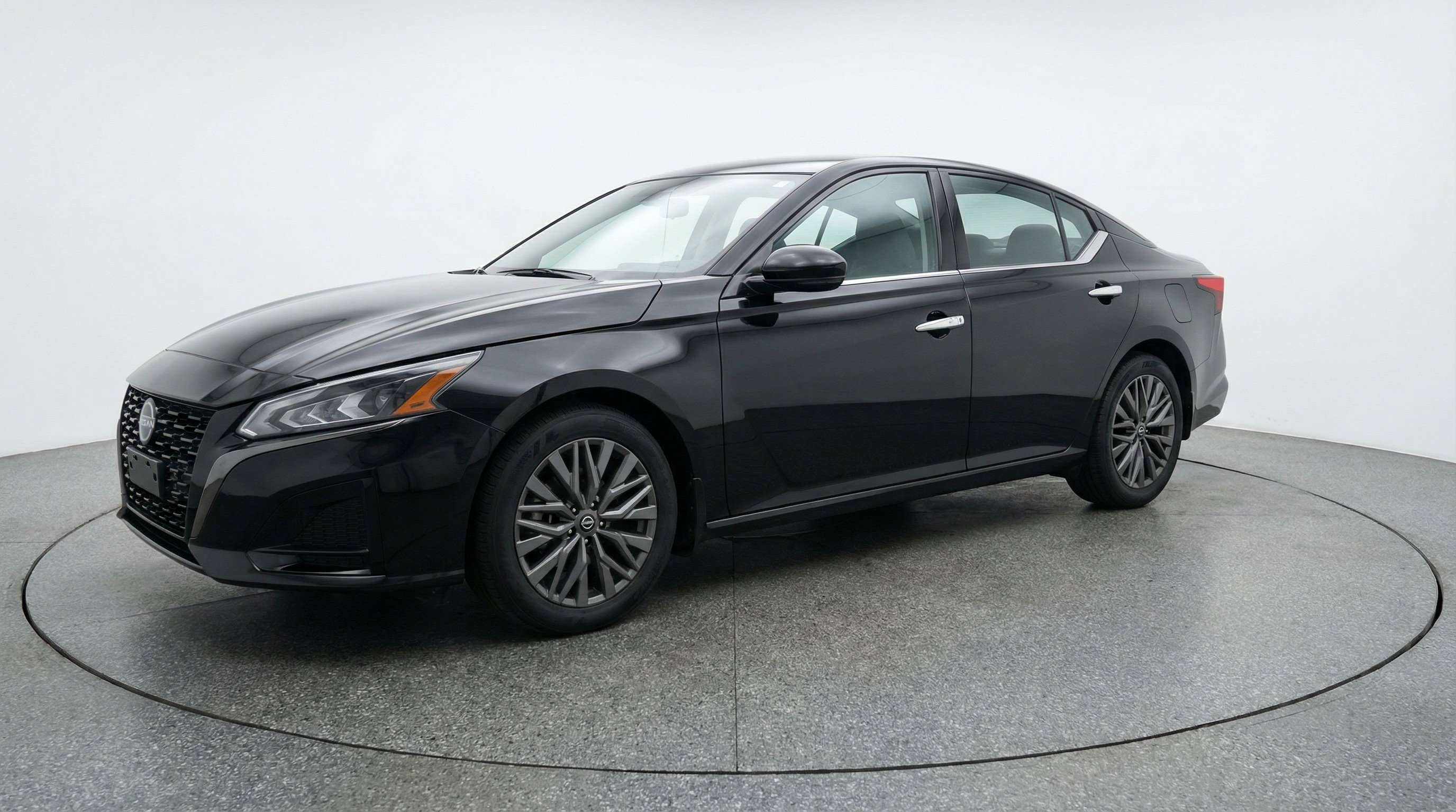 Used 2025 Nissan Altima 2.5 SV image 3