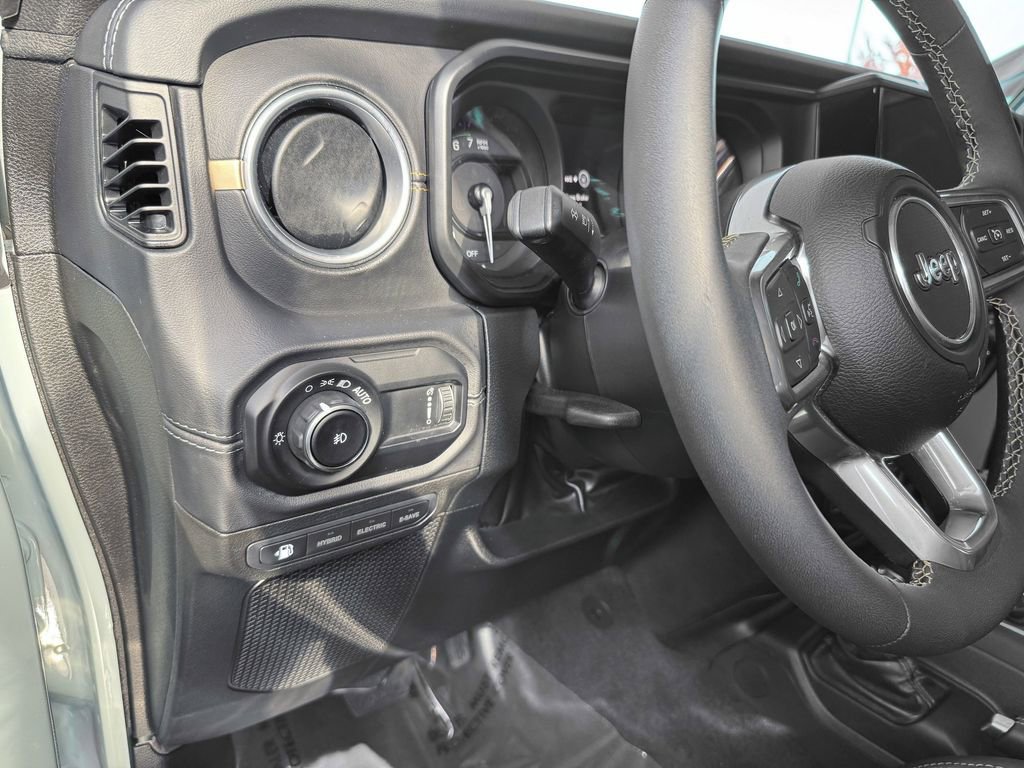 Used 2024 Jeep Wrangler Unlimited Sahara w/ Technology Group image 13