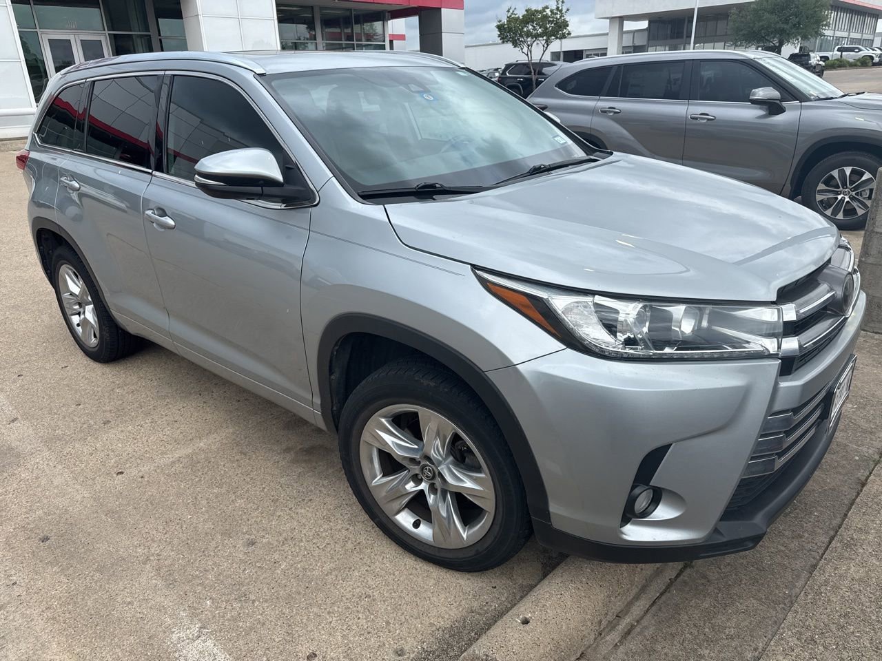 Used 2018 Toyota Highlander Limited image 3