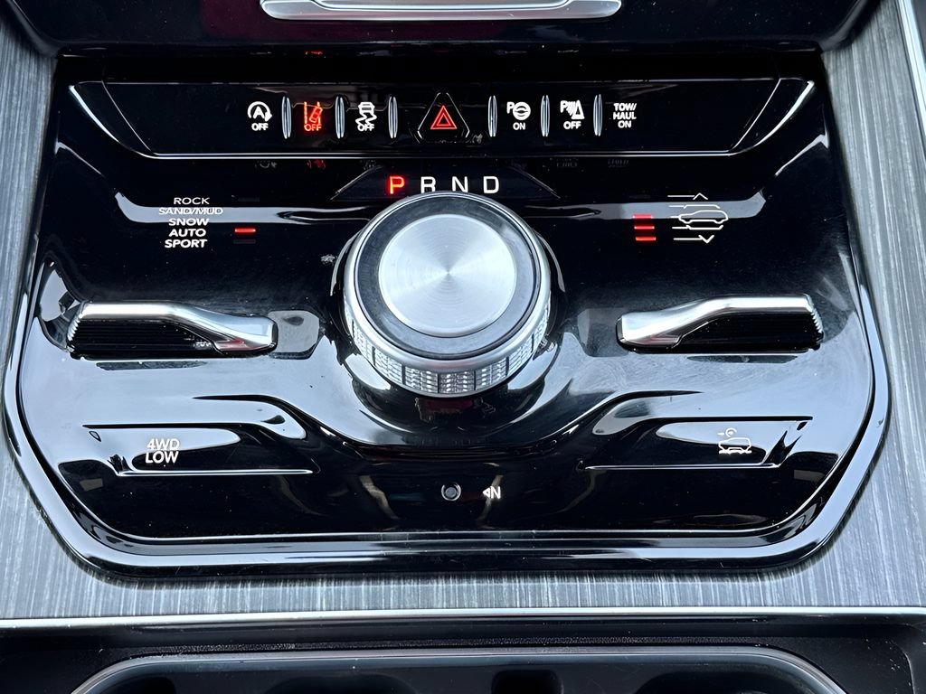 Used 2024 Jeep Wagoneer Series III w/ Premium Group I AWD/4WD image 19