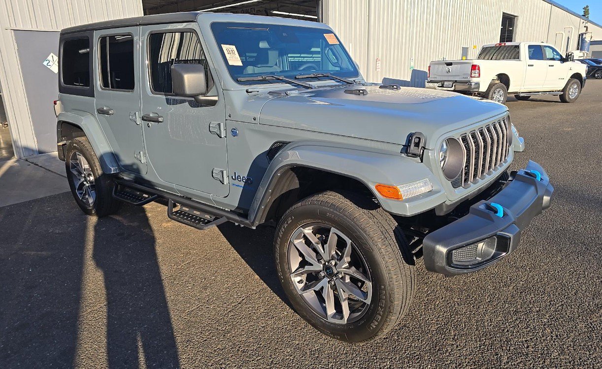 Used 2024 Jeep Wrangler Unlimited w/ Convenience Group AWD/4WD image 2