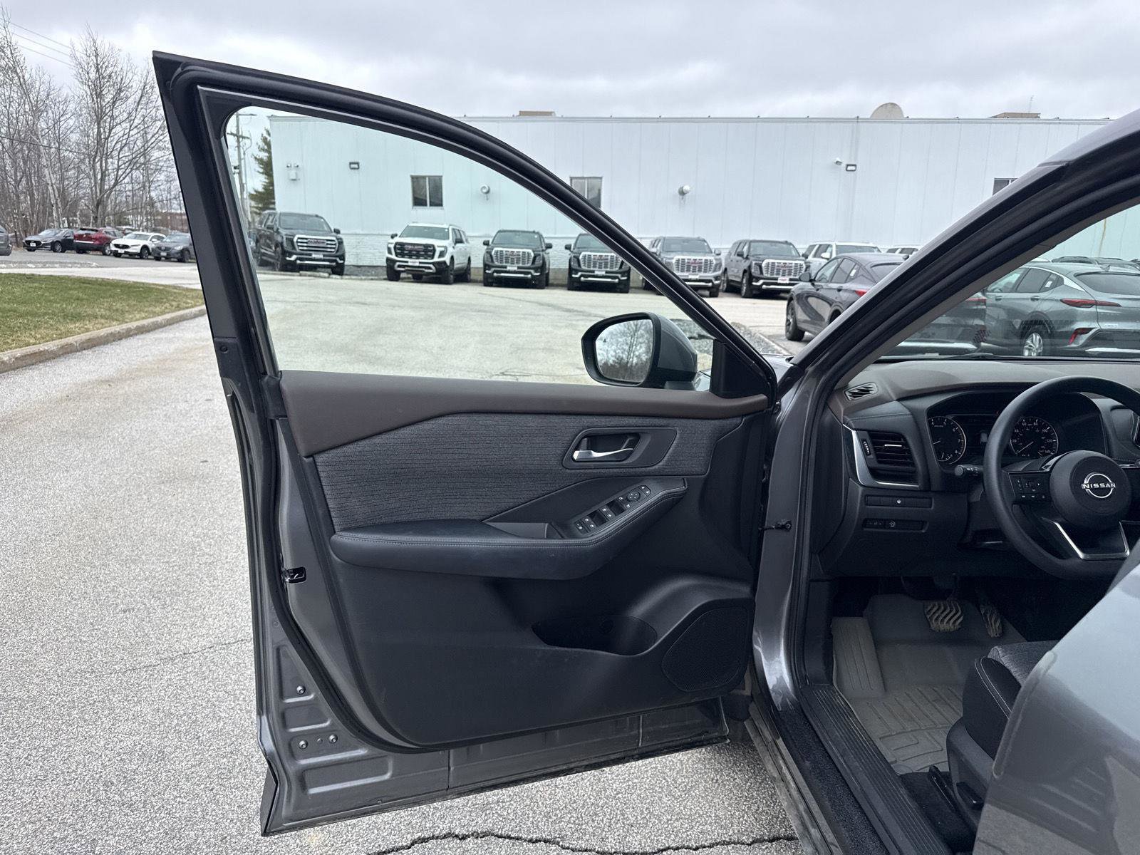 Used 2023 Nissan Rogue SV AWD/4WD image 11