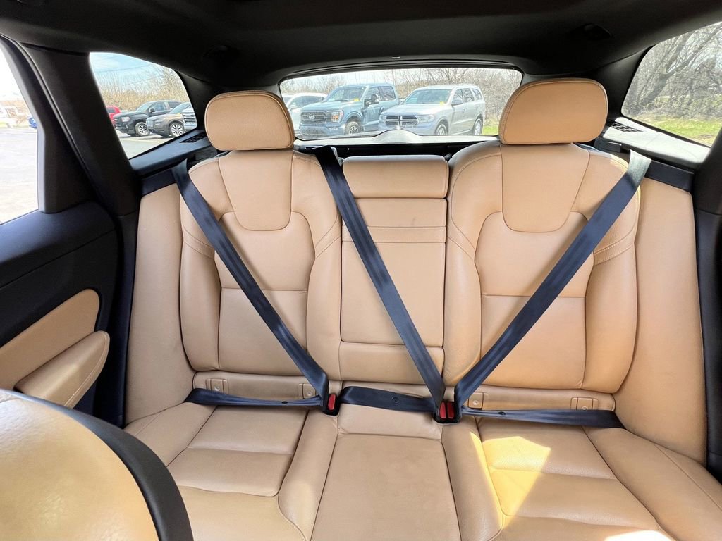 Used 2020 Volvo XC60 T5 Momentum w/ Protection Package Premier image 29