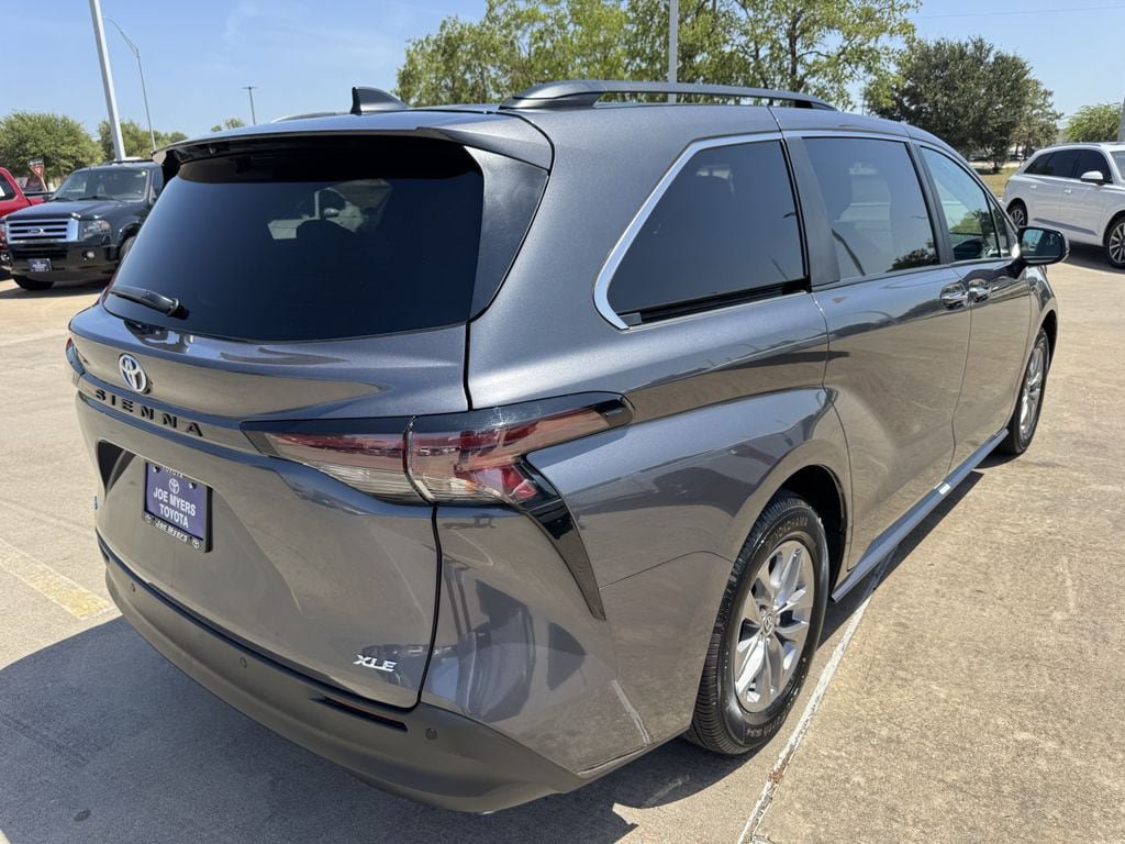 Used 2025 Toyota Sienna XLE FWD image 7