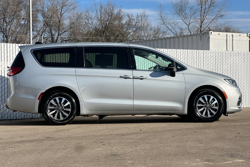 Used 2024 Chrysler Pacifica Select image 3