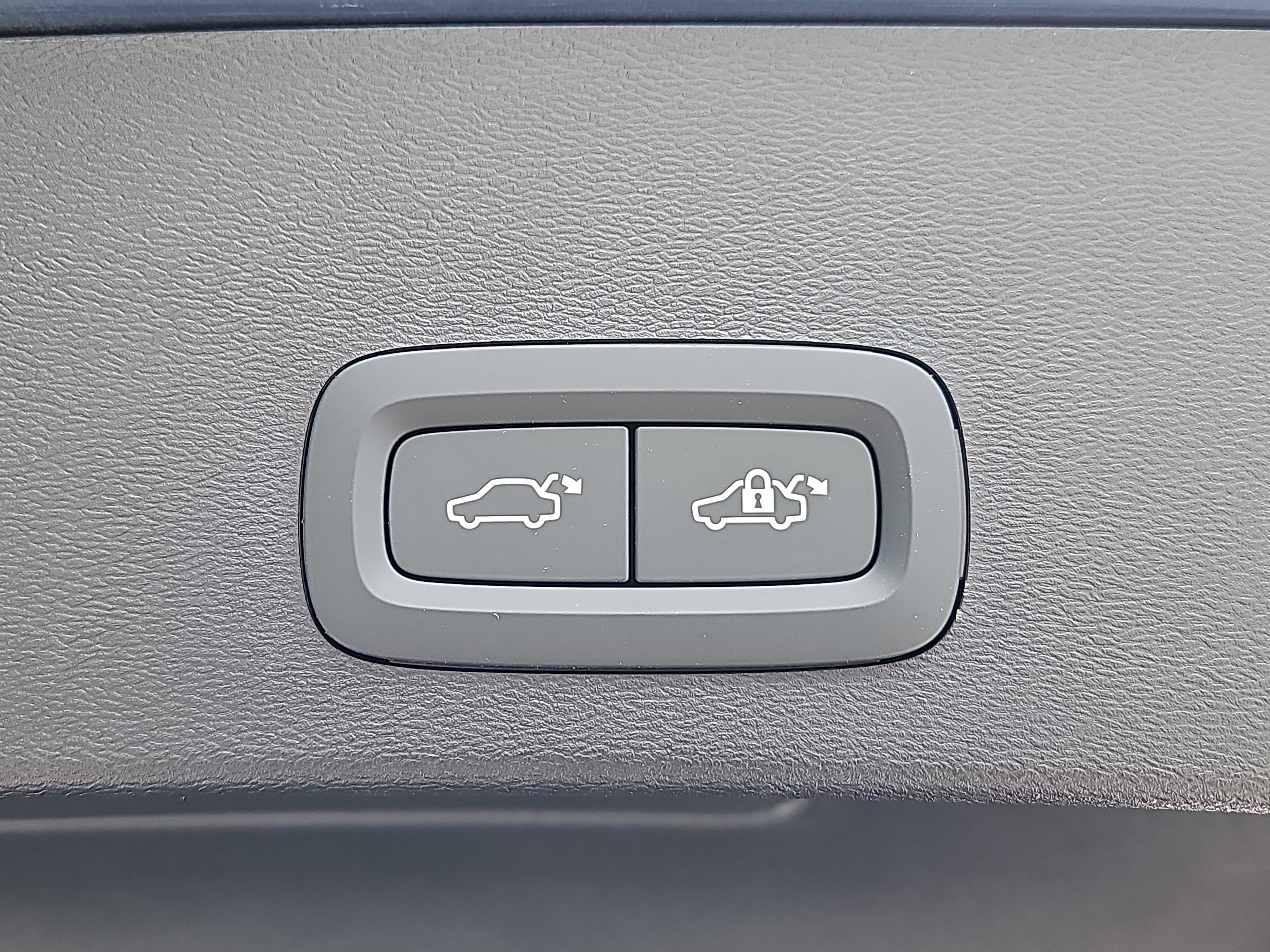 New 2026 Volvo XC40 B5 Ultra w/ Protection Package Premier image 13