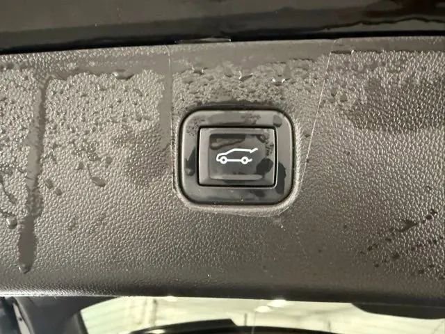 Used 2023 Chevrolet Blazer Premier w/ Enhanced Convenience Package FWD image 9