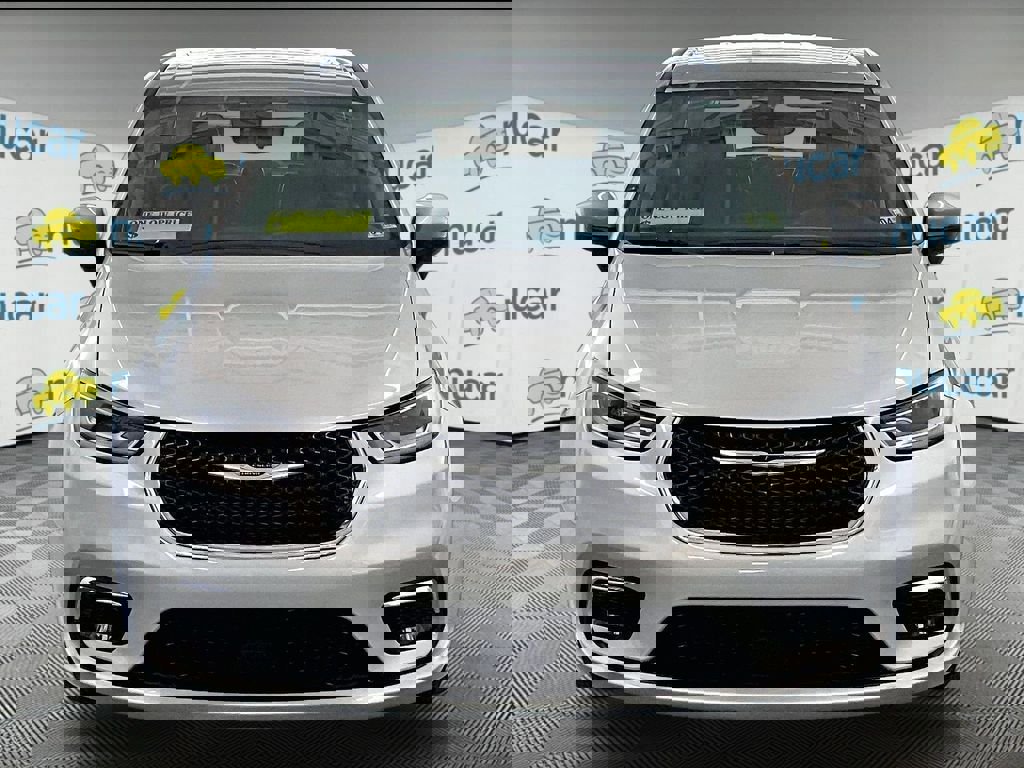 Used 2023 Chrysler Pacifica Touring-L FWD image 2