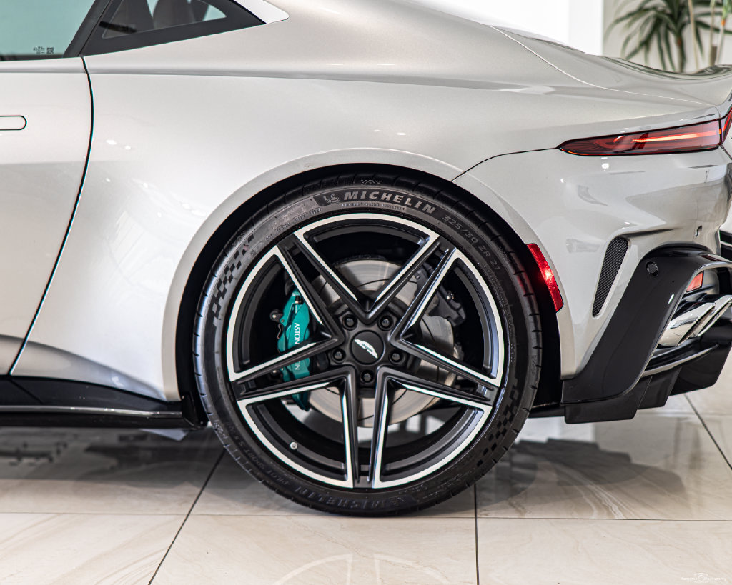 Used 2025 Aston Martin V8 Vantage Coupe RWD image 7