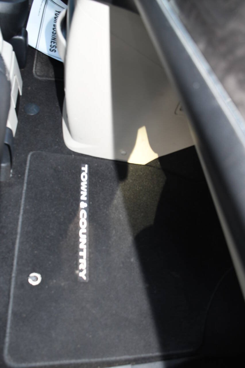 Used 2015 Chrysler Town & Country Touring-L w/ Driver Convenience Group FWD image 30