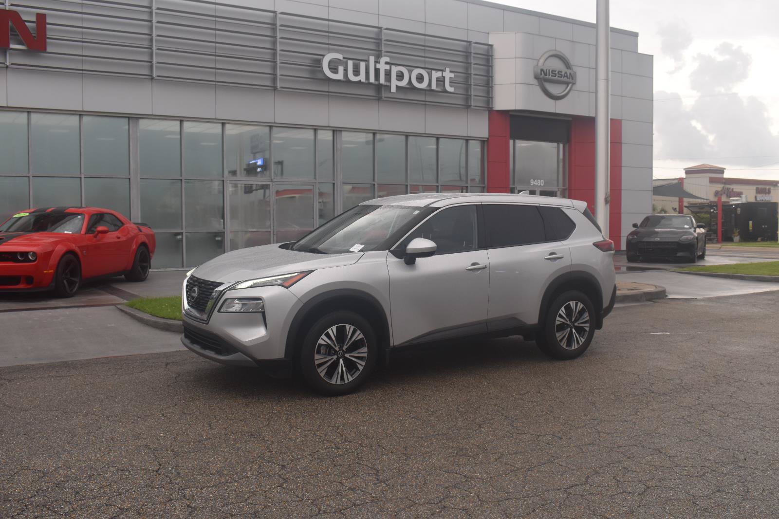 Used 2023 Nissan Rogue SV FWD image 2