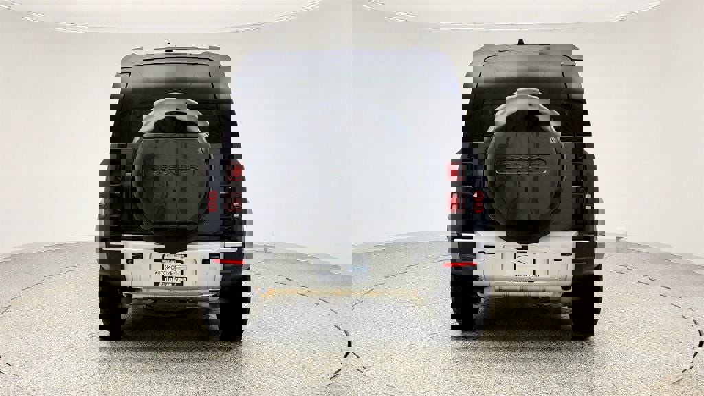 Used 2025 Land Rover Defender 90 S image 6