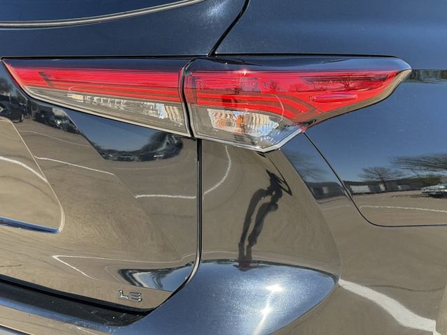Used 2023 Toyota Highlander LE image 7