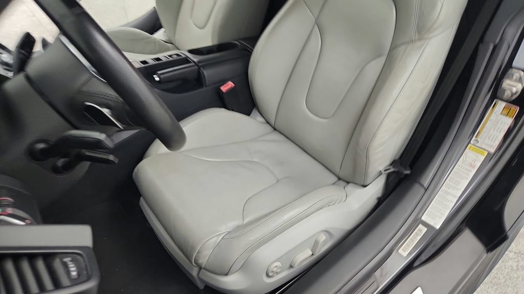 Used 2011 Audi R8 V10 w/ Enhanced Leather Pkg AWD/4WD image 31