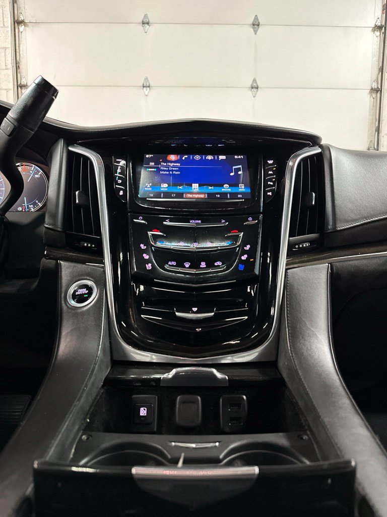 Used 2017 Cadillac Escalade ESV Platinum AWD/4WD image 28
