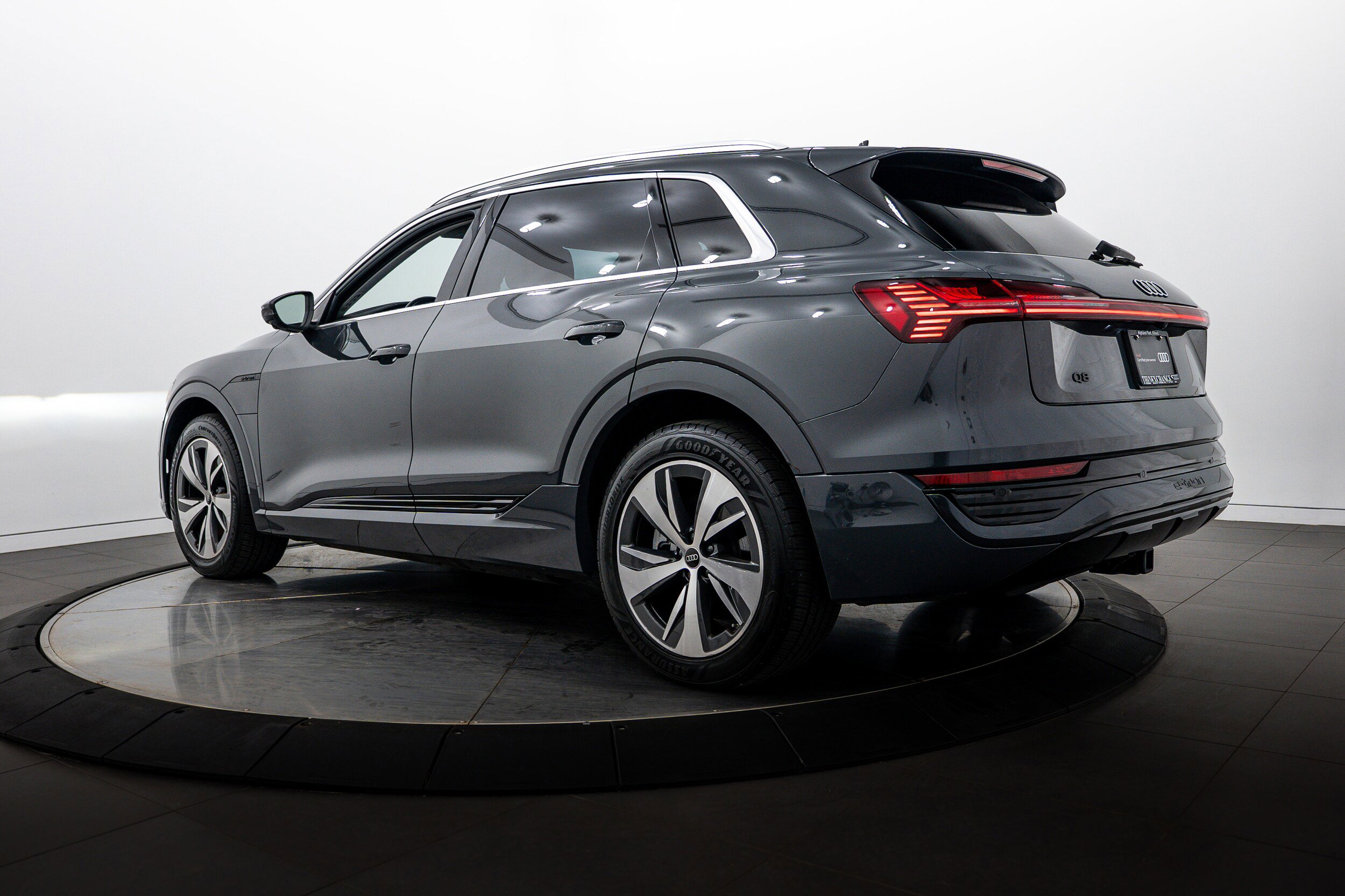 Certified 2024 Audi Q8 e-tron Premium Plus w/ Premium Plus Package AWD/4WD image 5