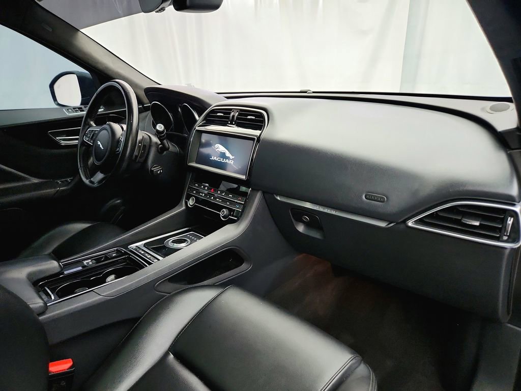 Used 2020 Jaguar F-PACE Premium image 33